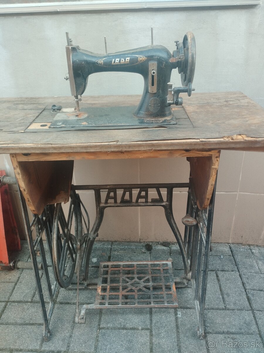 Šijací stroj Lada