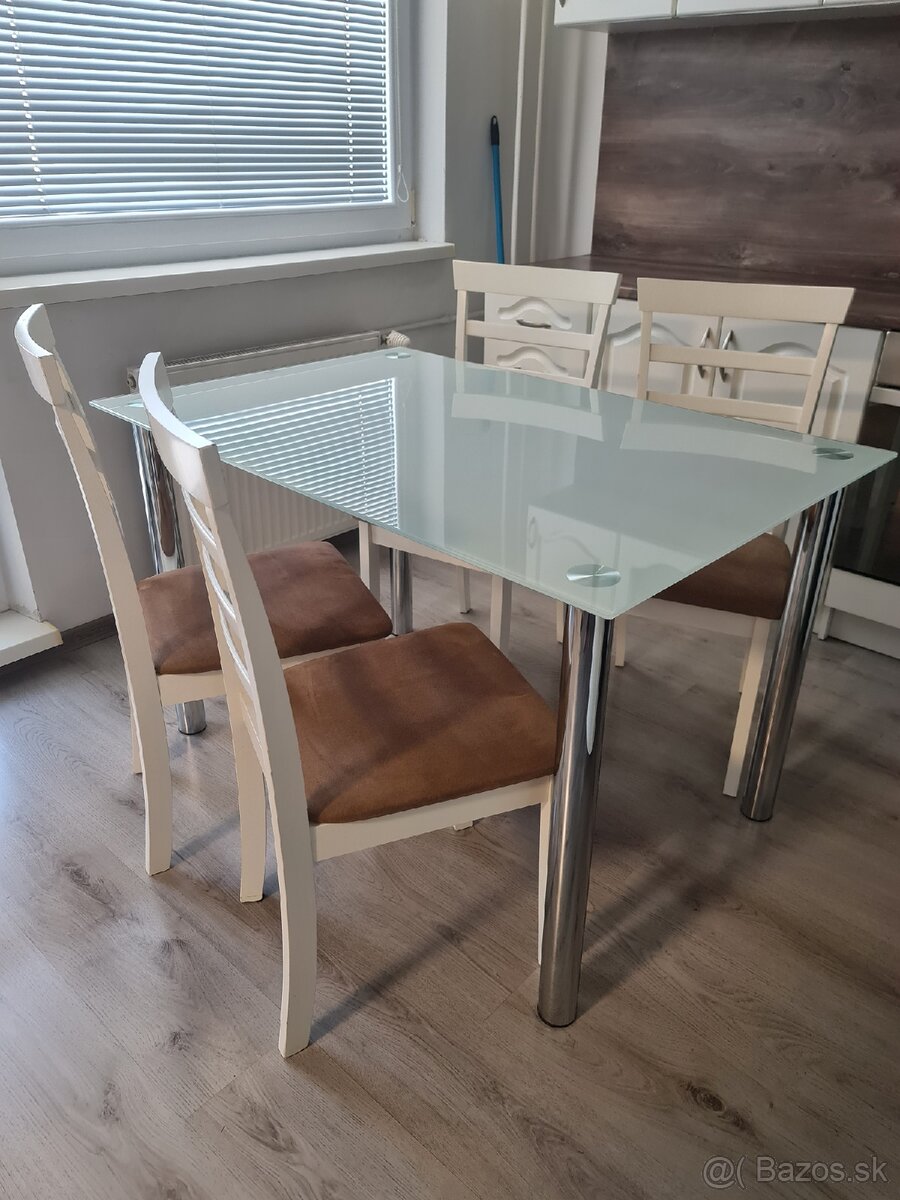 Jedalensky stôl so stolickami
