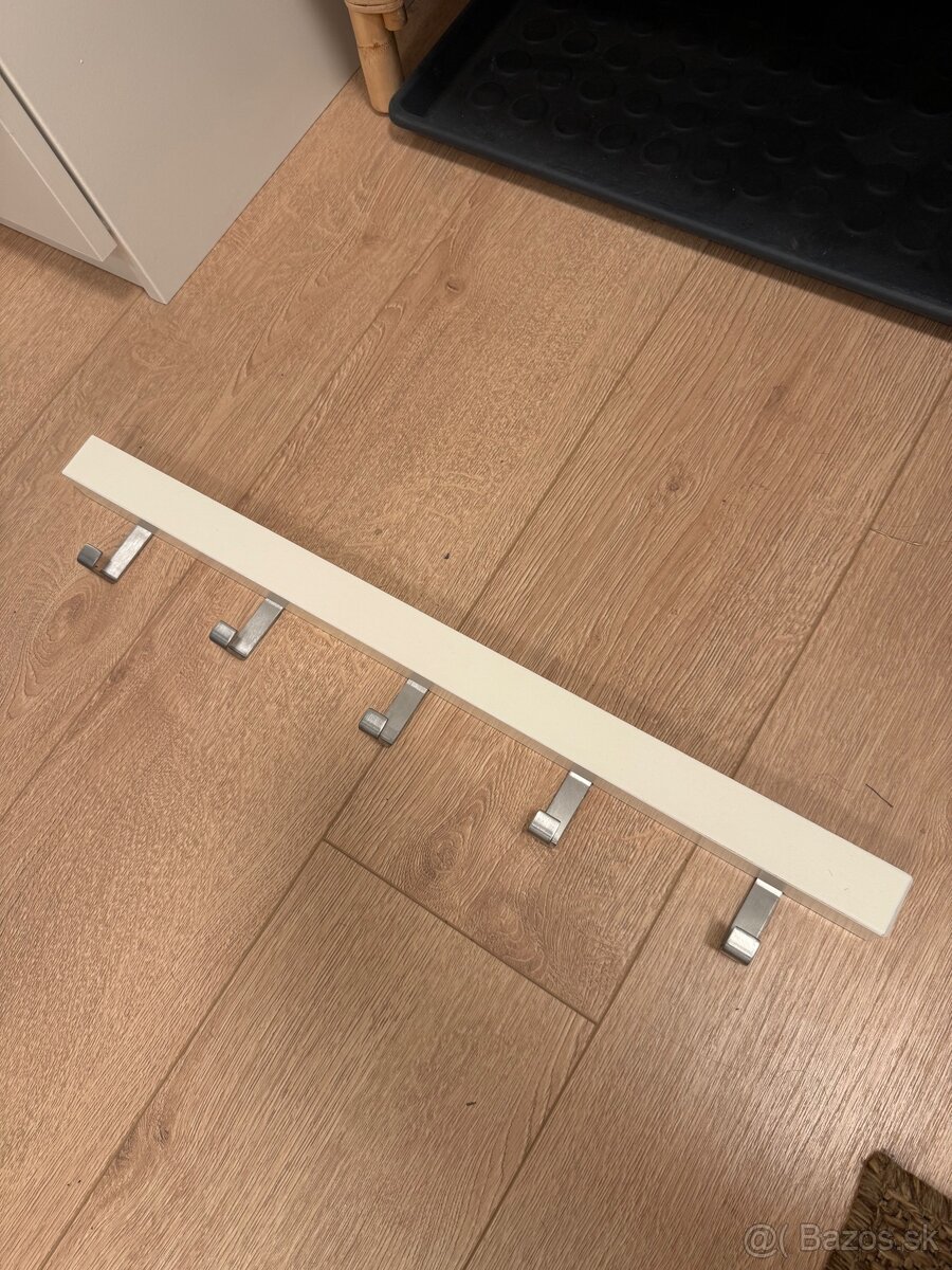 Vešiak IKEA TJUSIG Biely