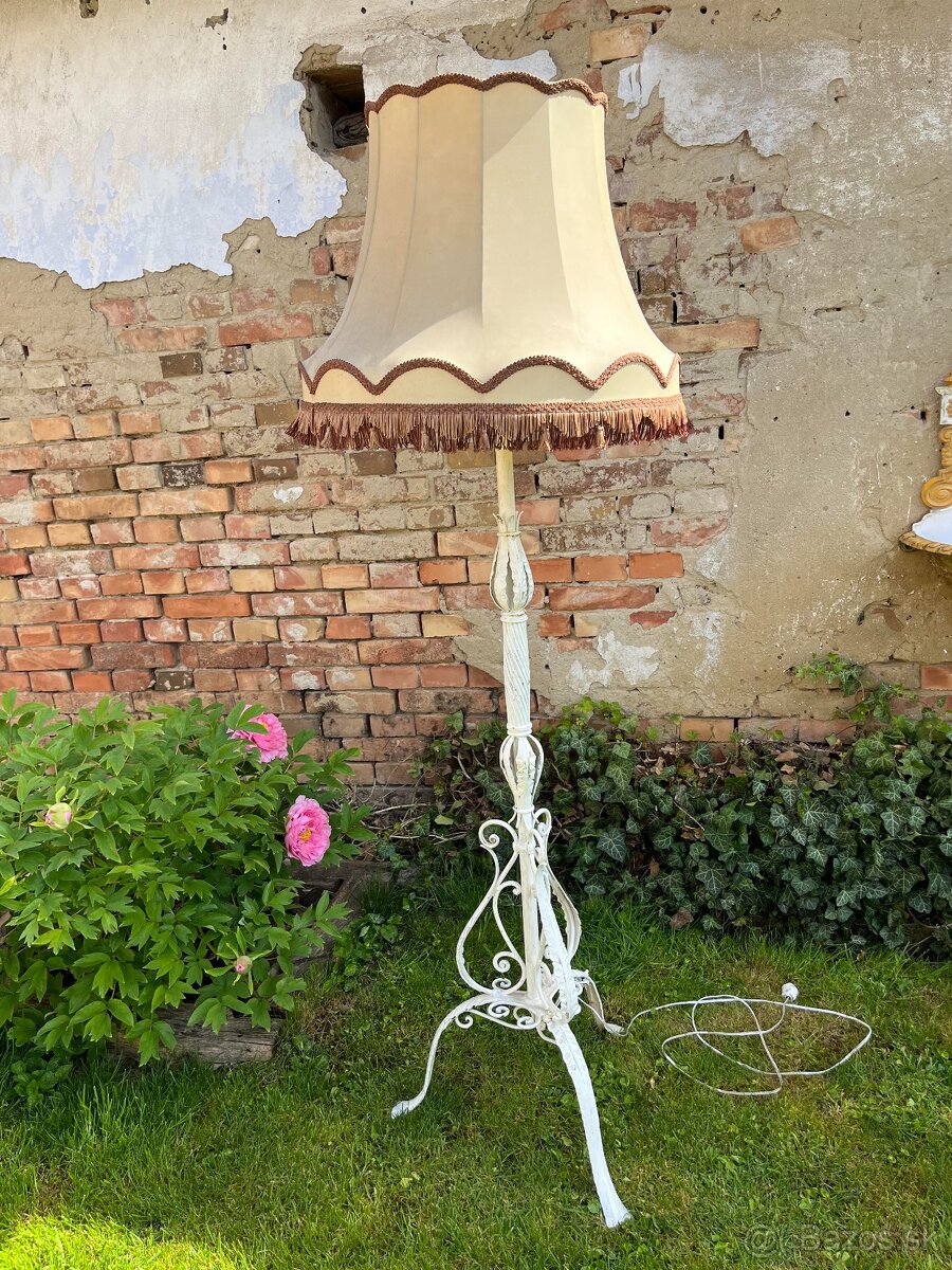 Podlahová kovaná lampa