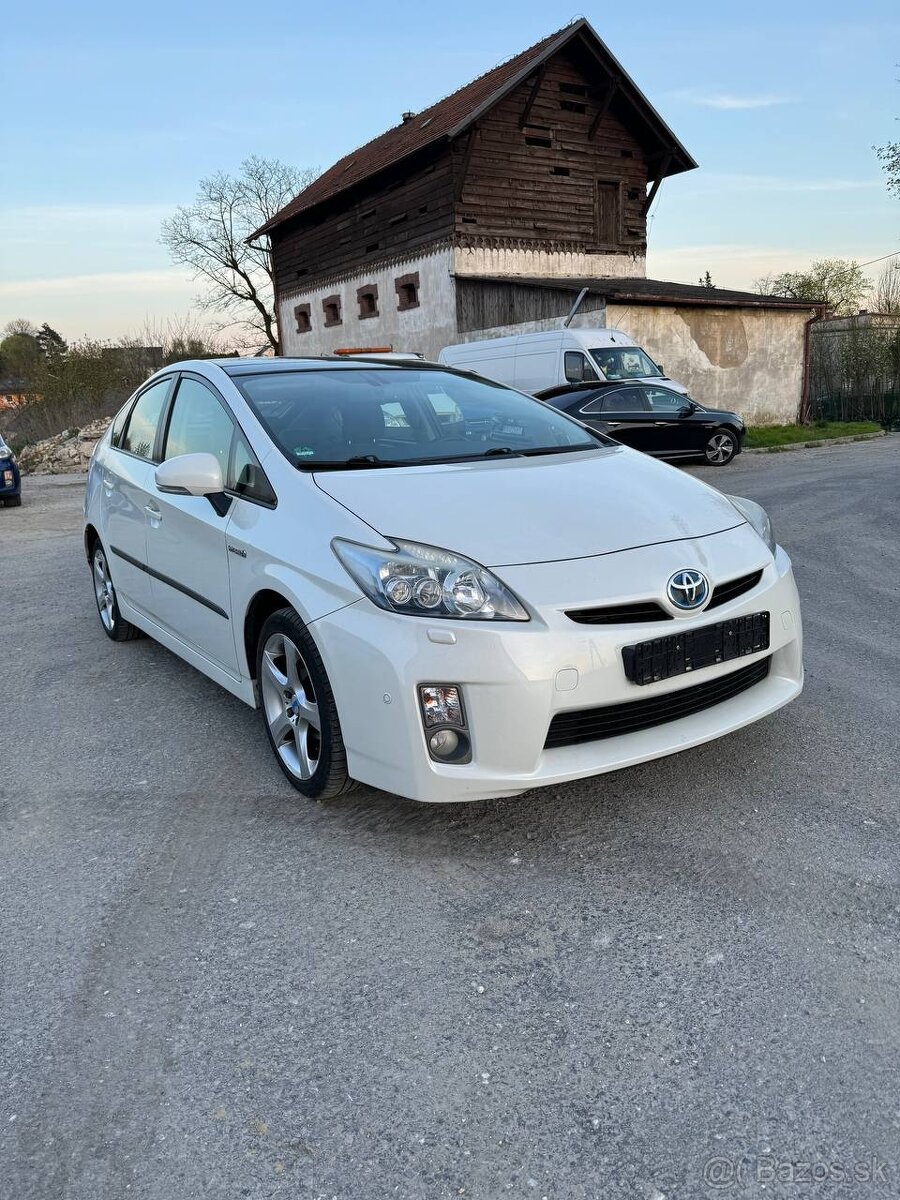 Predám Toyota Prius 30 vo veľmi dobrom stave.