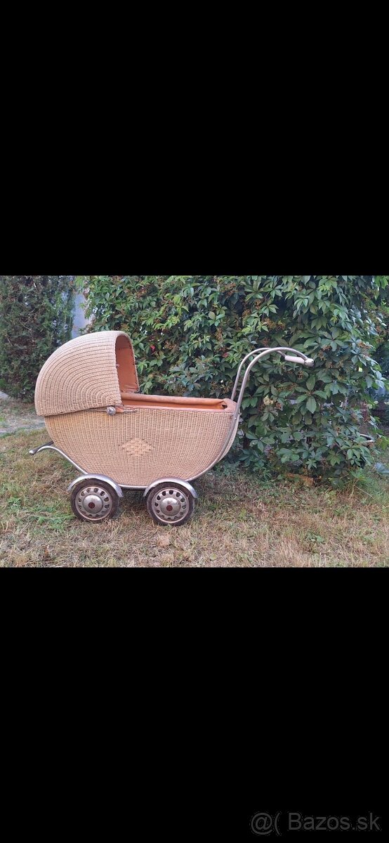 Starožitný prútený kočík