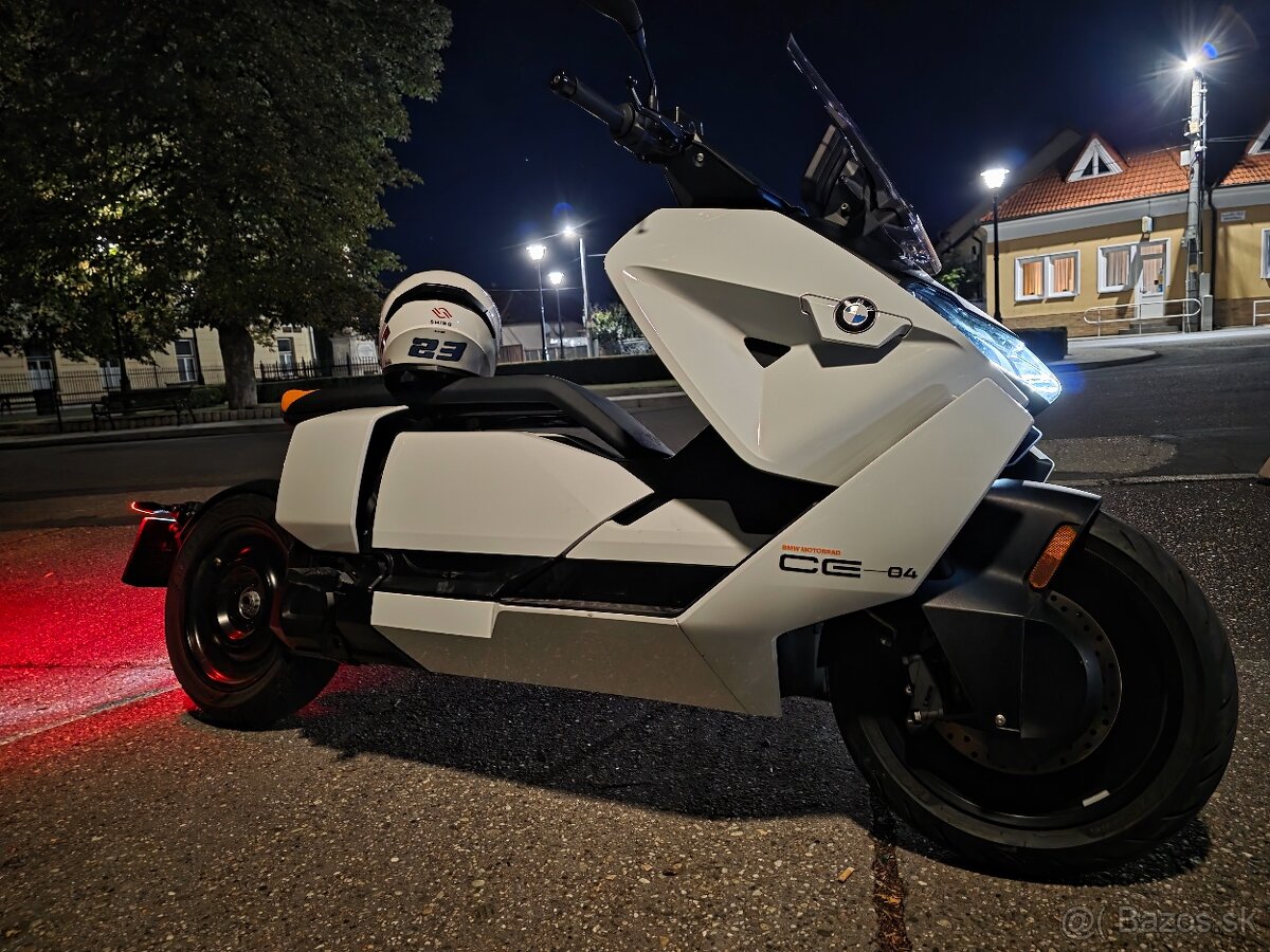 Elektricky skuter BMW CE04  top stav