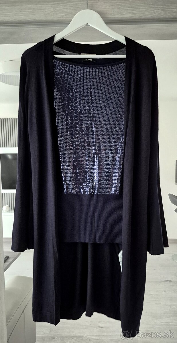 Modrý top a kardigán