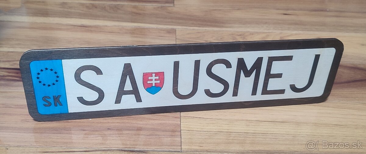 Ozdobná tabuľka v tvare ŠPZ s motívom "SA USMEJ"
