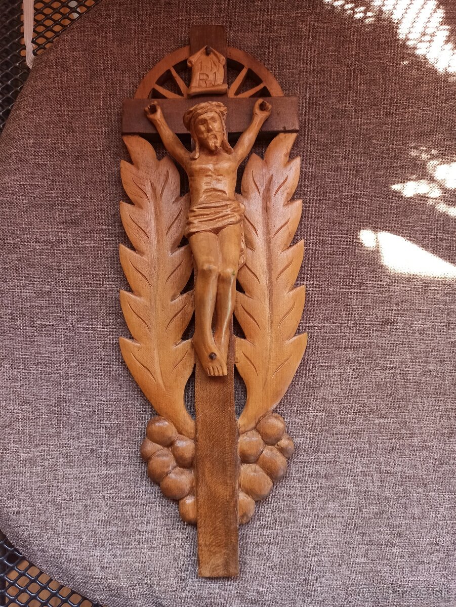 Predaj dreveného ručne vyrezávaného kríža