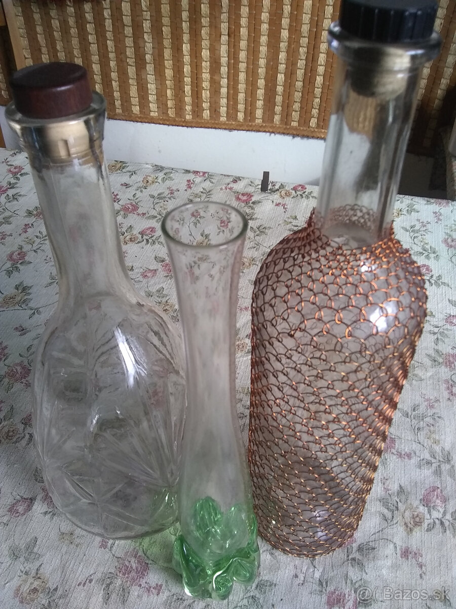 sklenené ozdobné fľaše a retro vázička