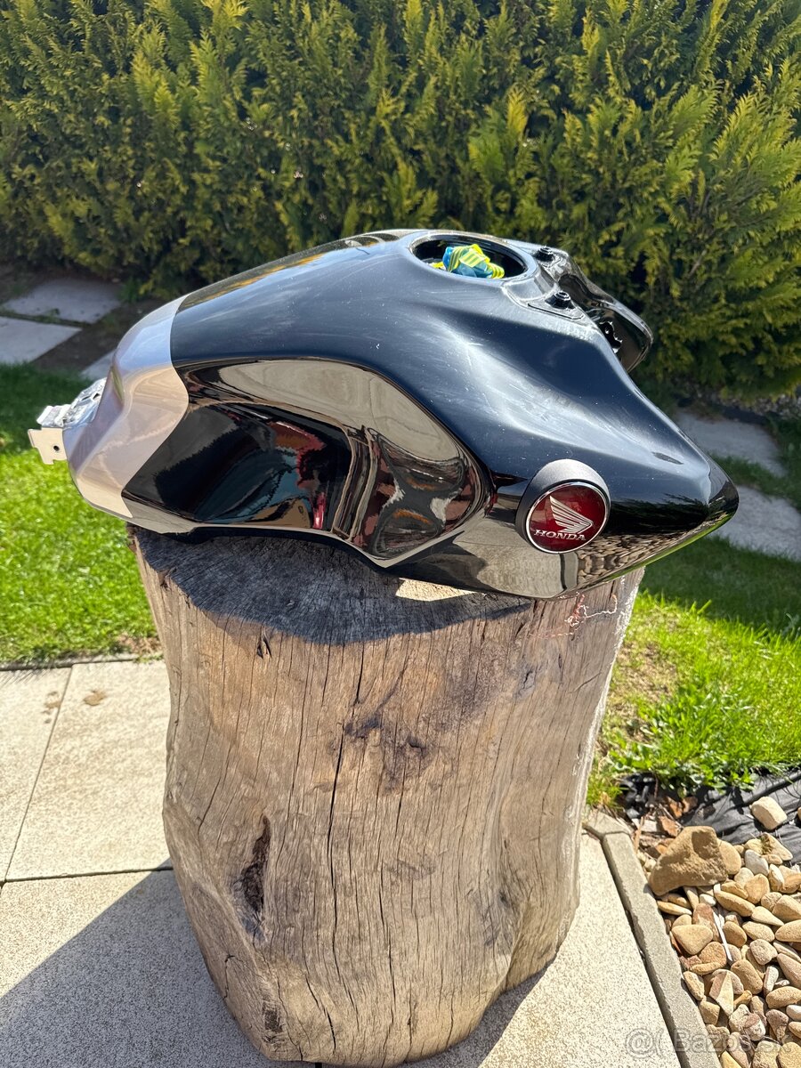 Nádrž CB1000r