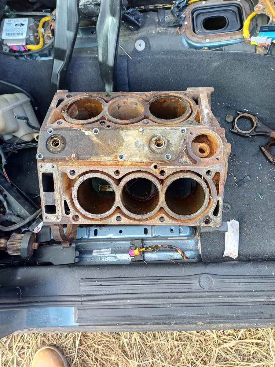Blok motora V6 na stolík