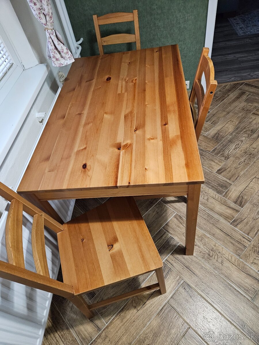 Jedálenský stôl so 4 stoličkami