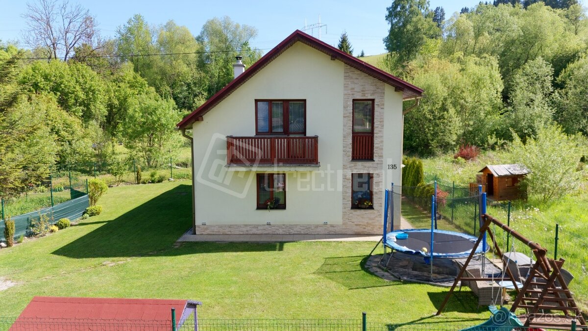 Krásny rodinný dom na Liptove so slnečným pozemkom a potokom