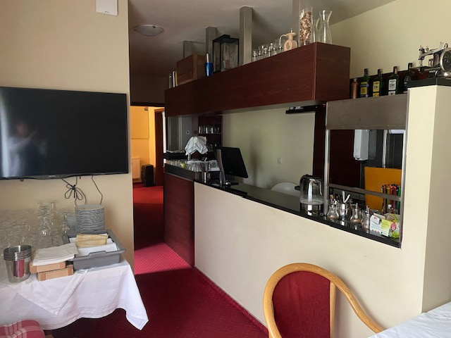 Prenajmem ( predám ) zabehnutý hotel pri R1 medzi BB ZV