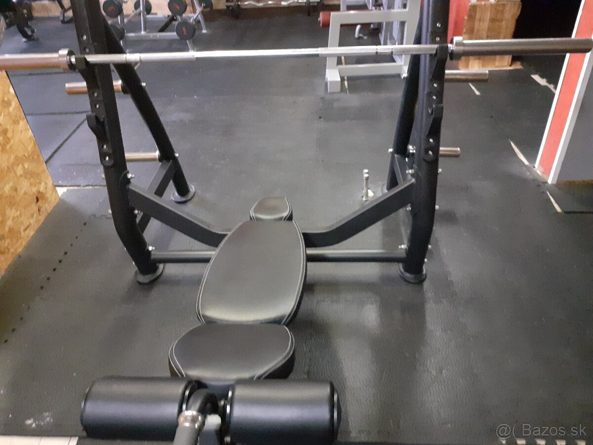 Benchpress dole hlavou