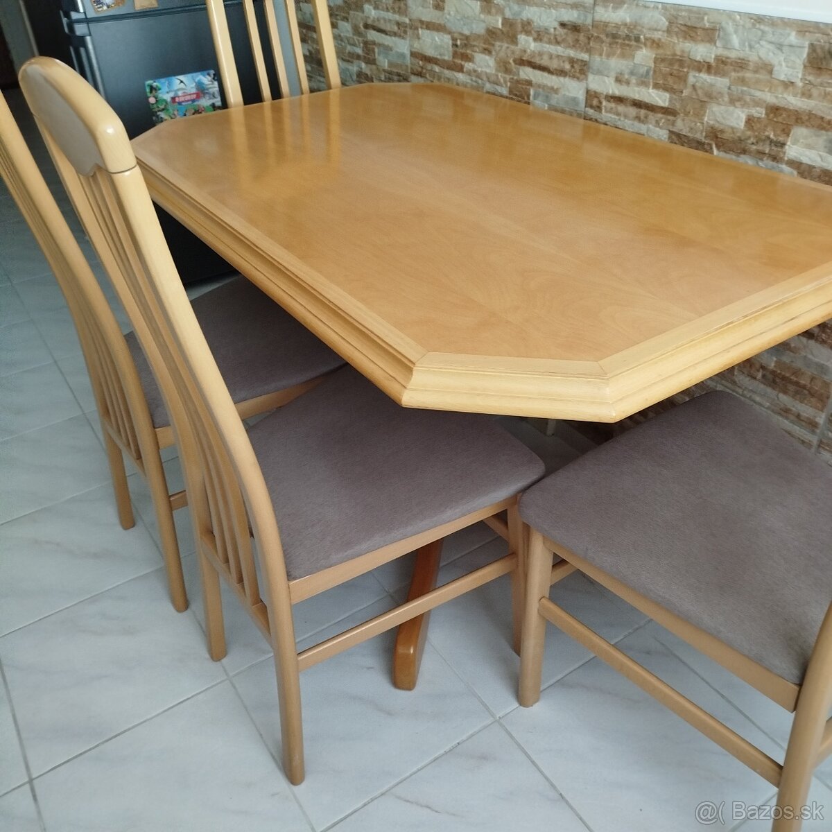 Veľký kuchynský stôl a 4 stoličky zdarma