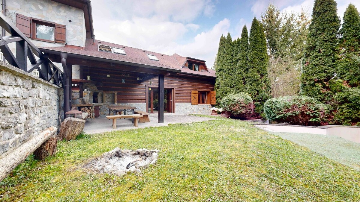 Chalupa po úspešnom režiserovi v obci Stará Turá-časť Paparď