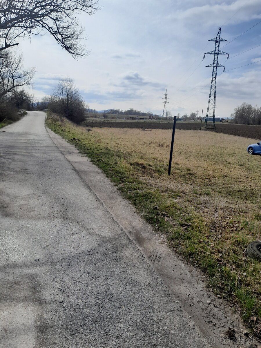 Trenčín Kostolná 2km od Trenčína.