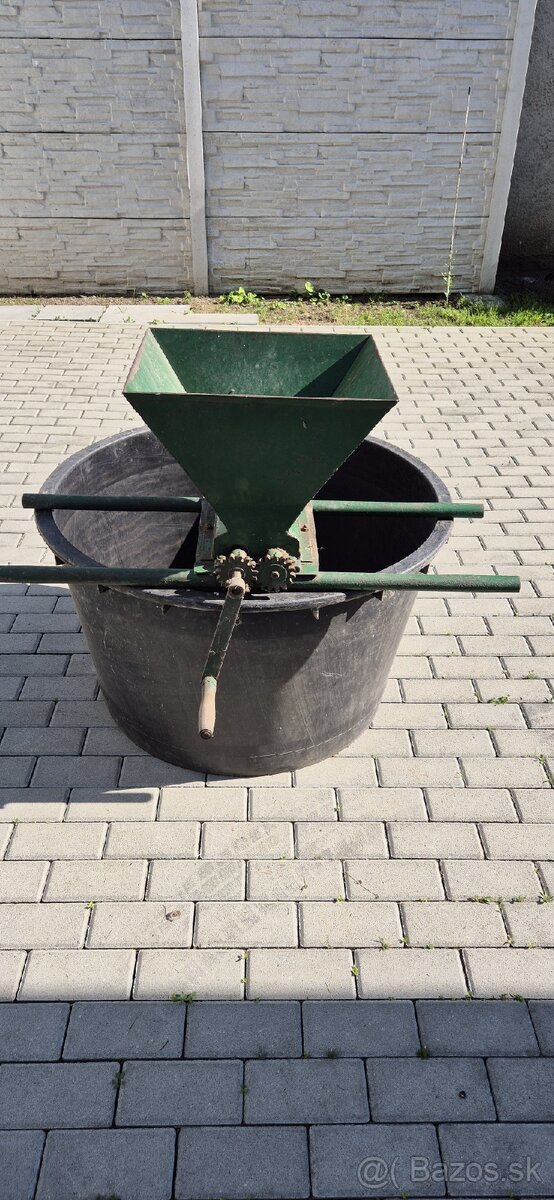 Mlynček na hrozno s vaňou