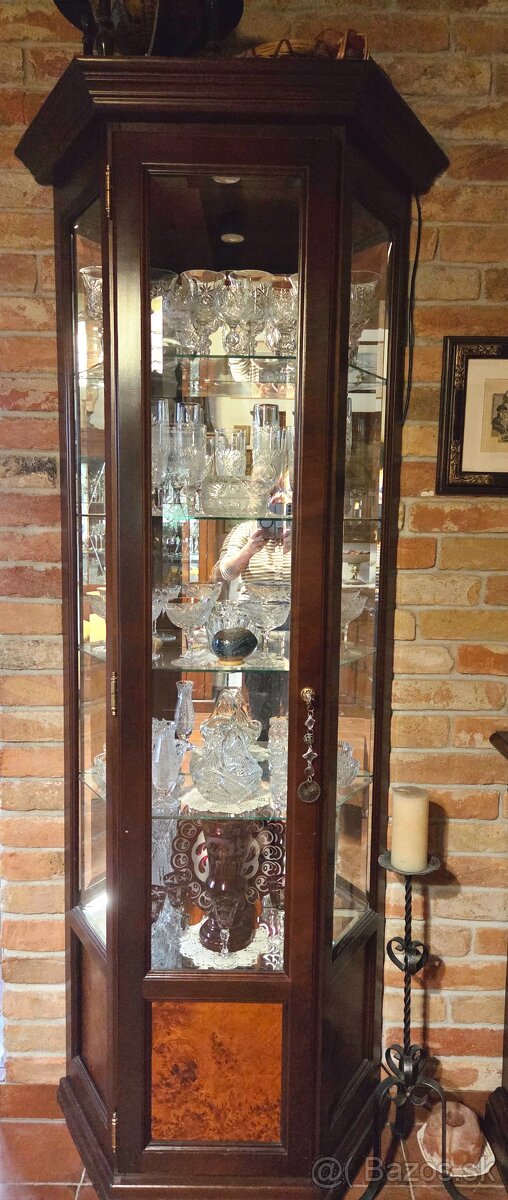 Drevená presklená vitrína na predaj.