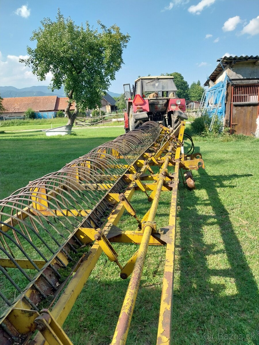 Traktorová hrabačka 10 m.