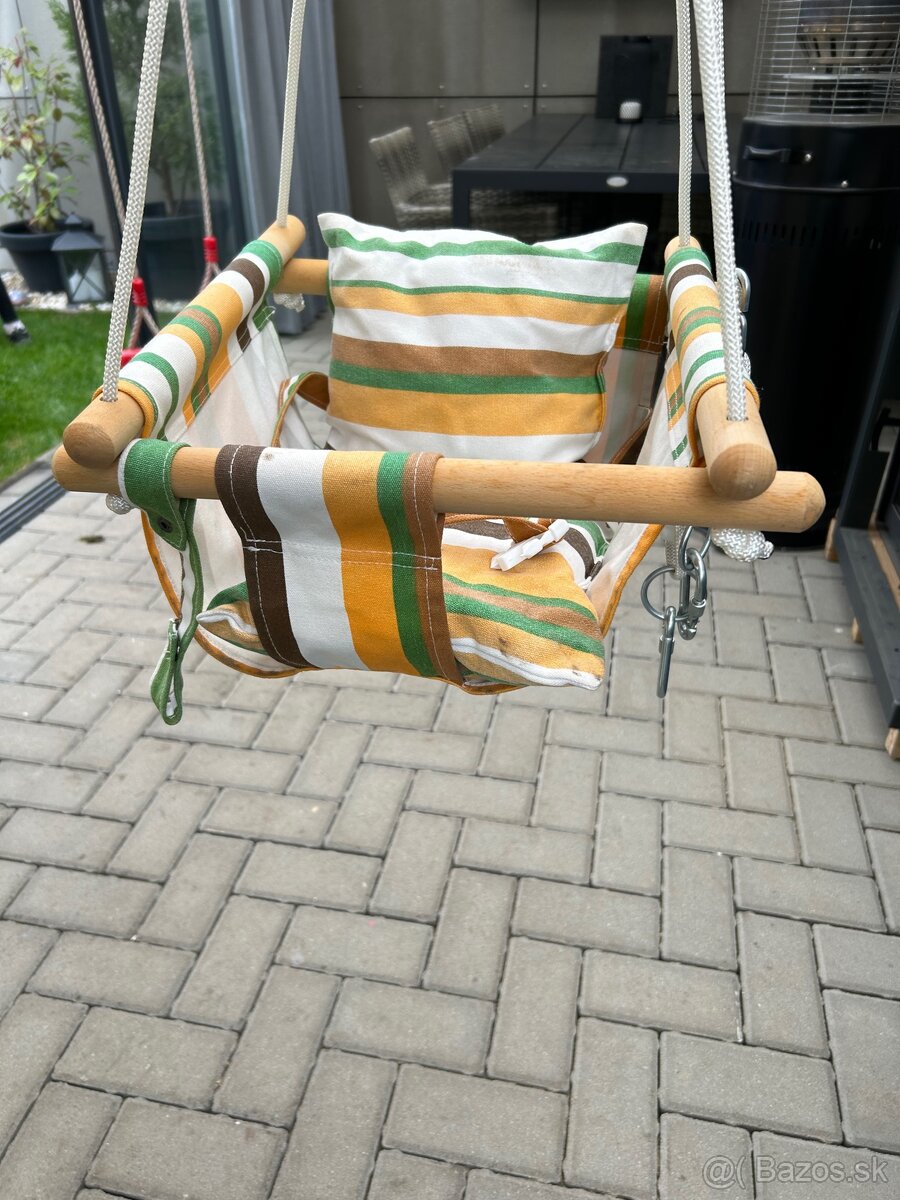 Detska hojdacka s bezpečnostným pasom