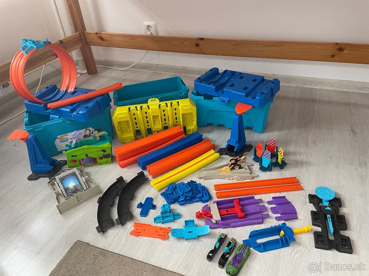 Hot wheels veľký MIX 4 boxy, doplnky, 17 aút - odber KE