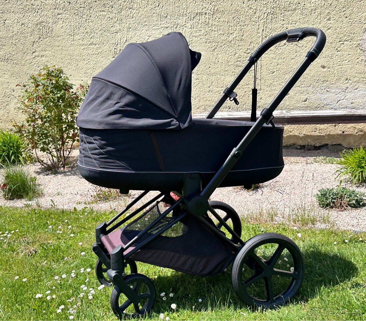 Cybex Priam Platinum Matt Black s bohatou výbavou
