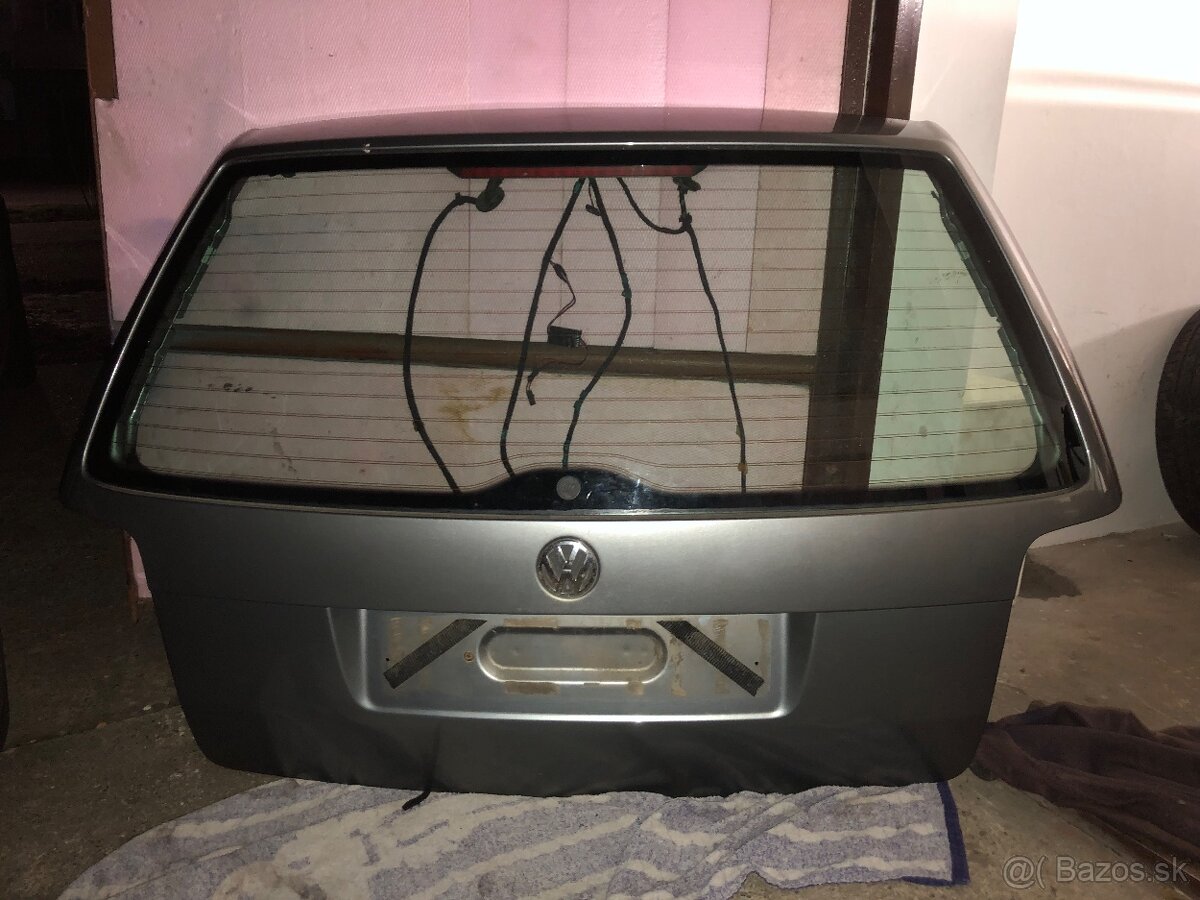 Predám kufrové piate dvere na passat b5.5