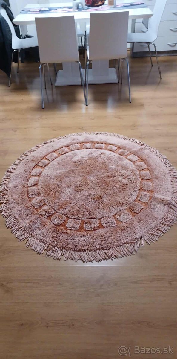 Okrúhly staroružový koberec