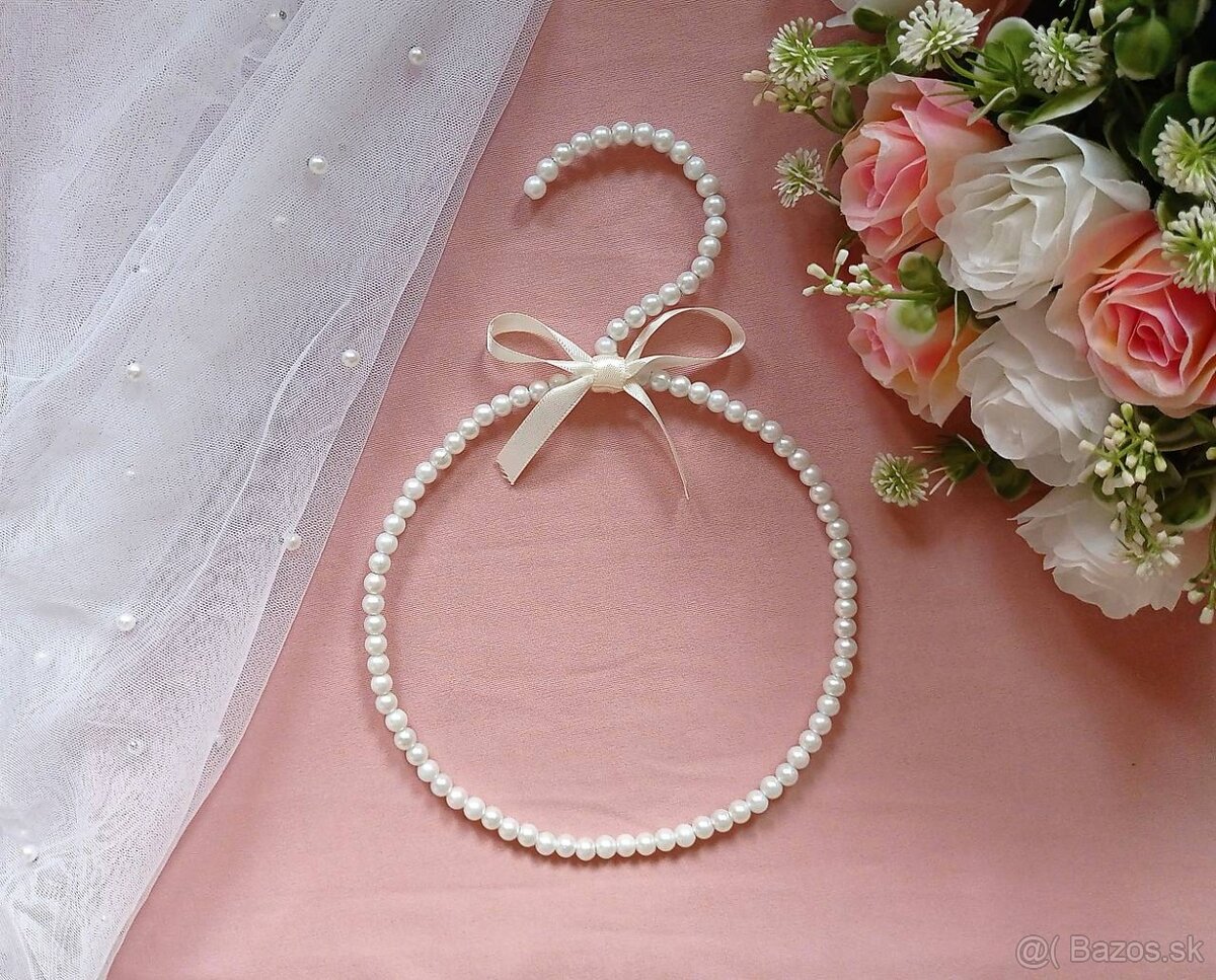 Kruhový vešiak z perlových korálok