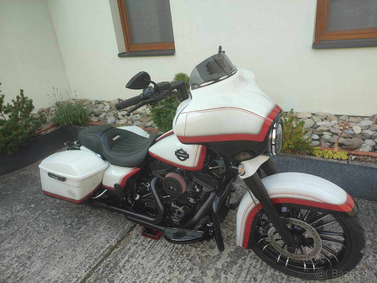 HARLEY DAVIDSON FLHX CUSTOM SPECIAL