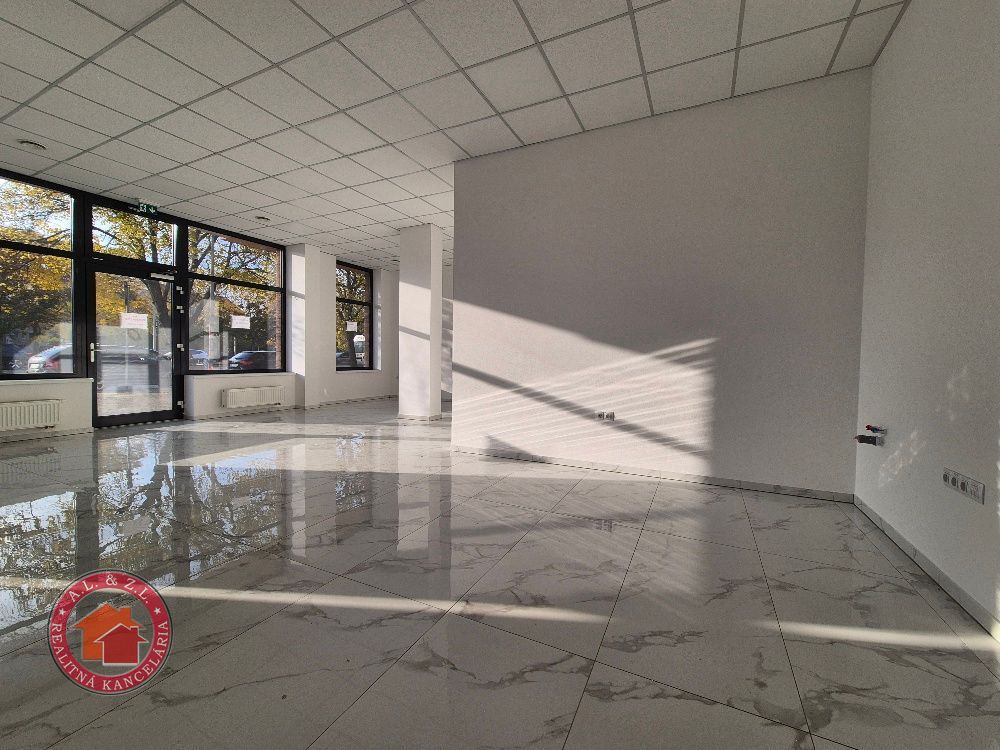 Krásny 66 m2 OBCHODNÝ PRIESTOR V SENCI - CENTRUM, NÁMESTIE 1