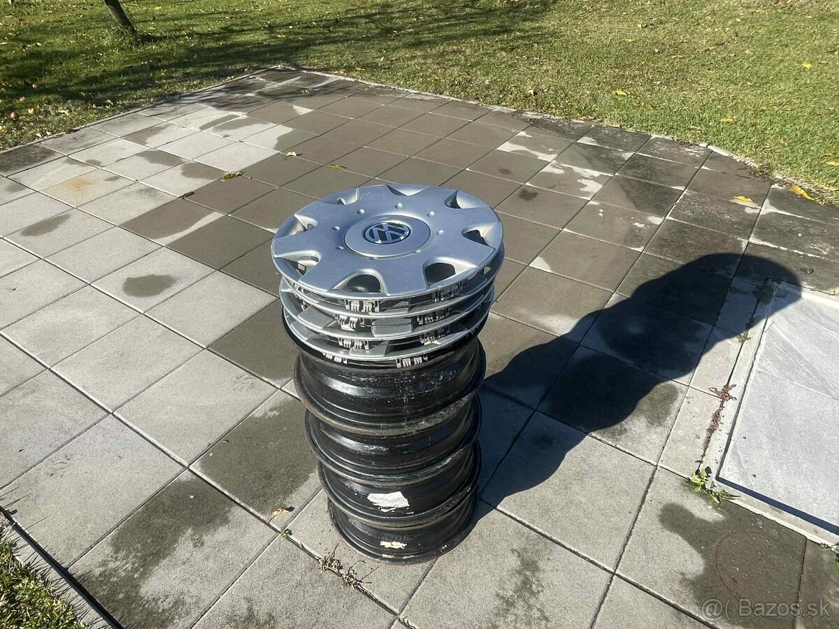 Sada orginál puklíc a plechových diskov na Volskwagen VW