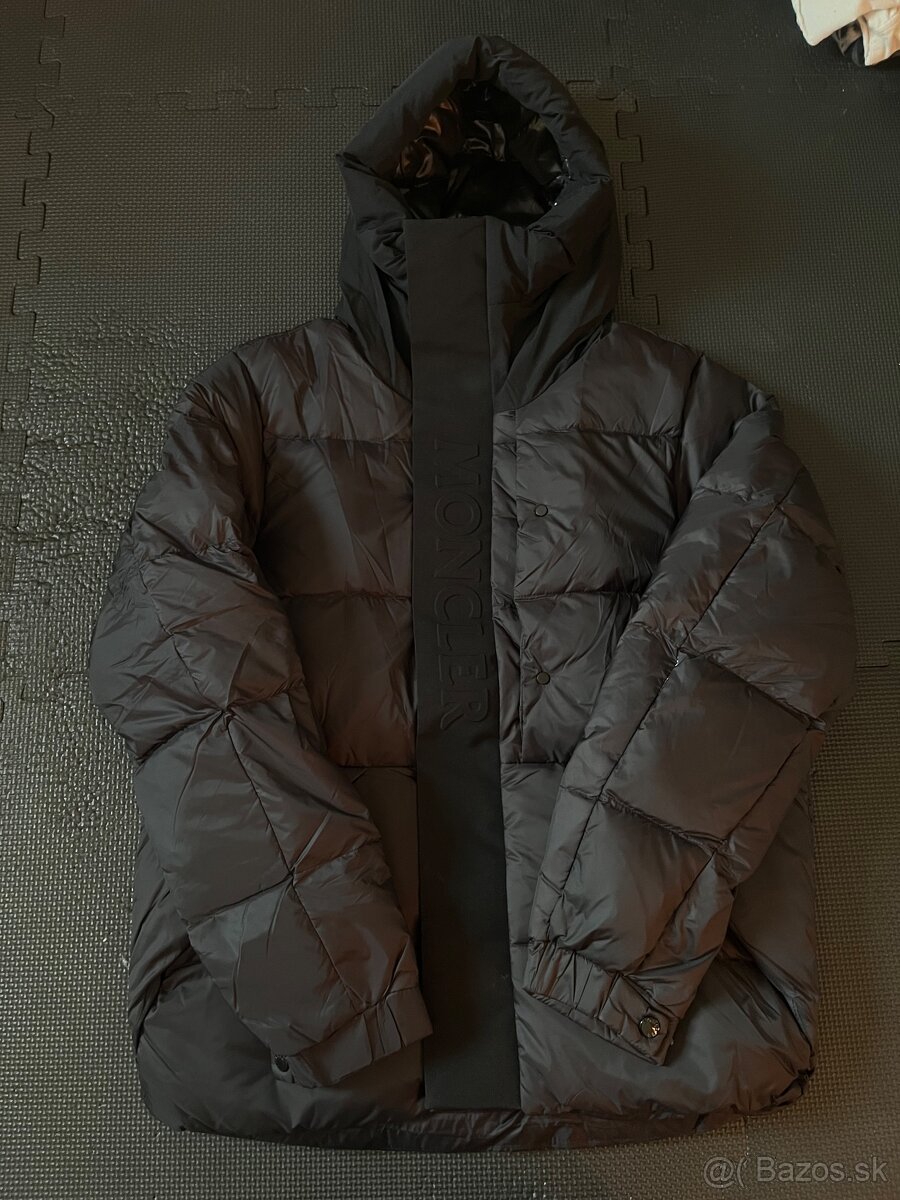 Moncler Cierny kabat