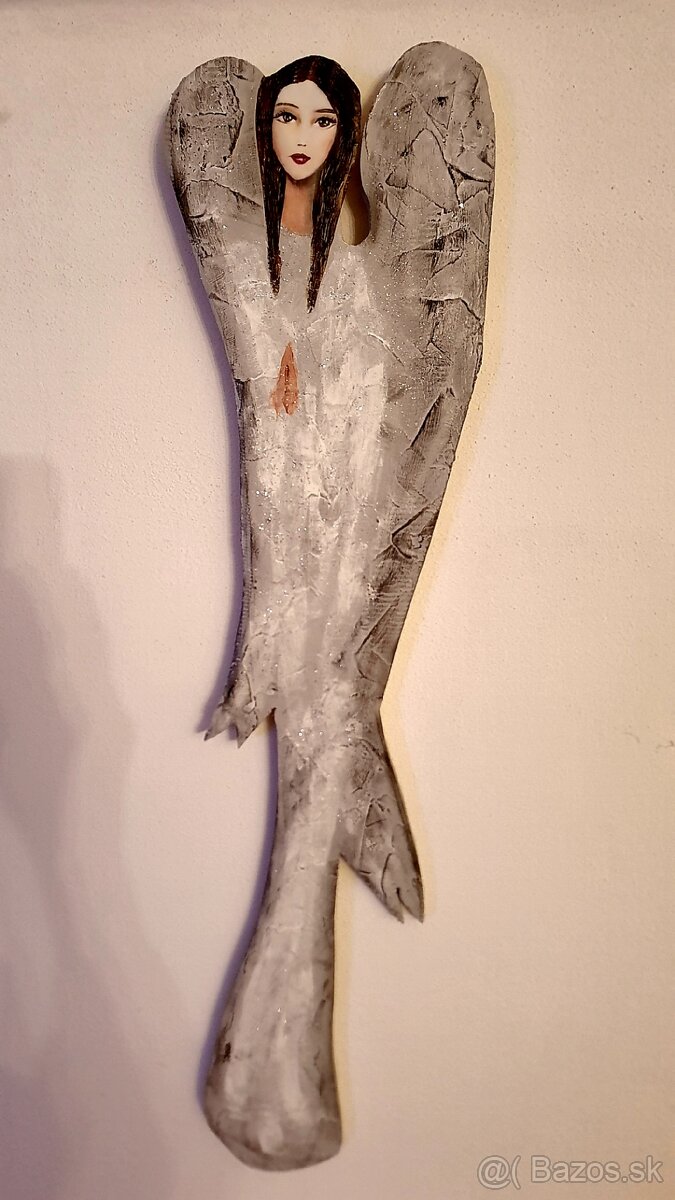 Dreveny malovany anjel - ochranca príbytku