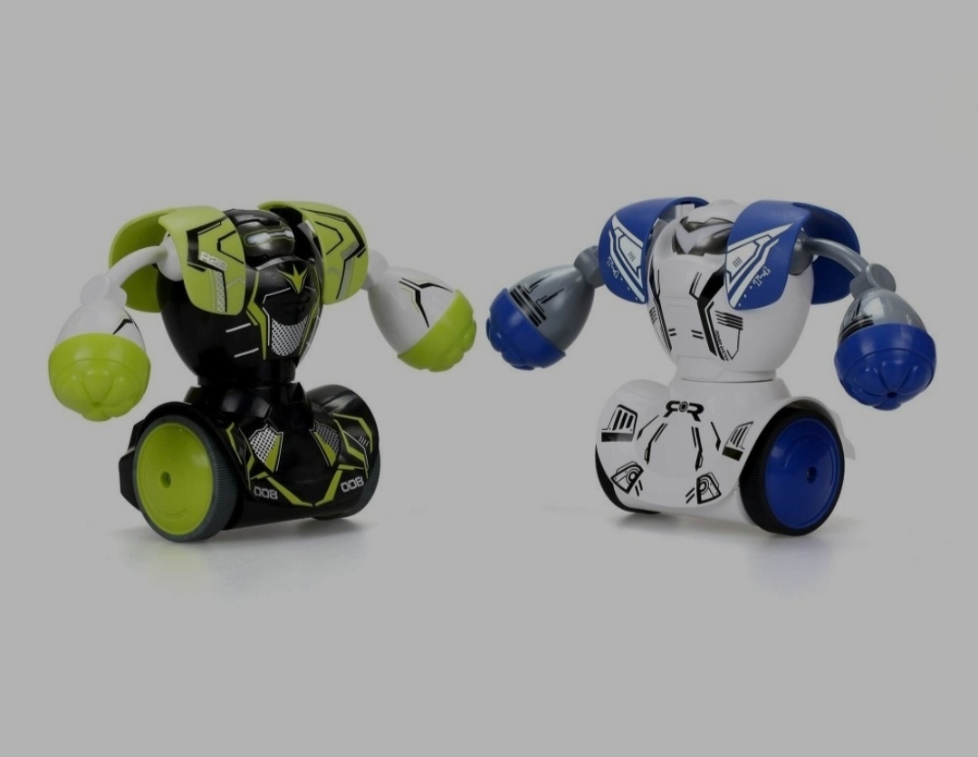 Dvaja boxujúci roboti na diaľkové ovládanie