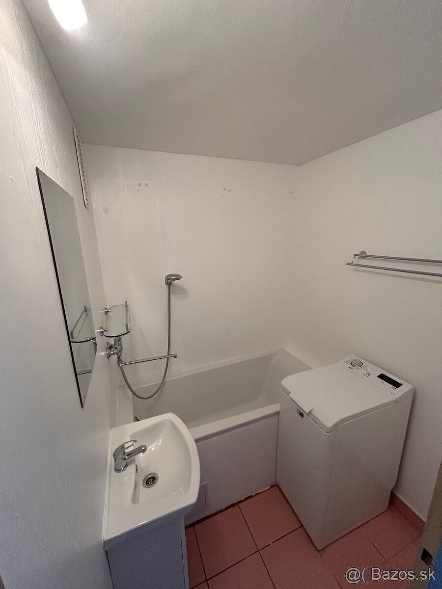 PRENÁJOM: 1 izbový byt vo Svite