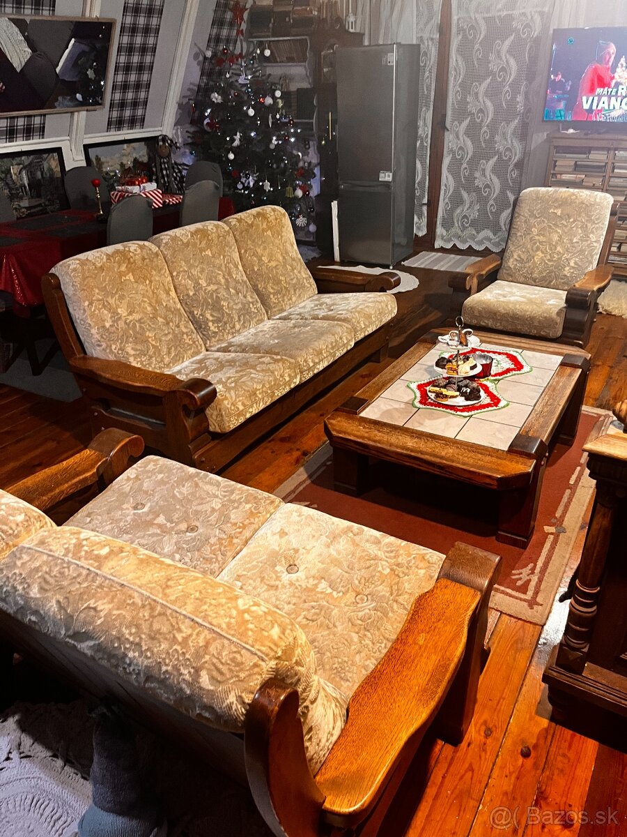 masívny nábytok - sedačka + konferenčný stolík