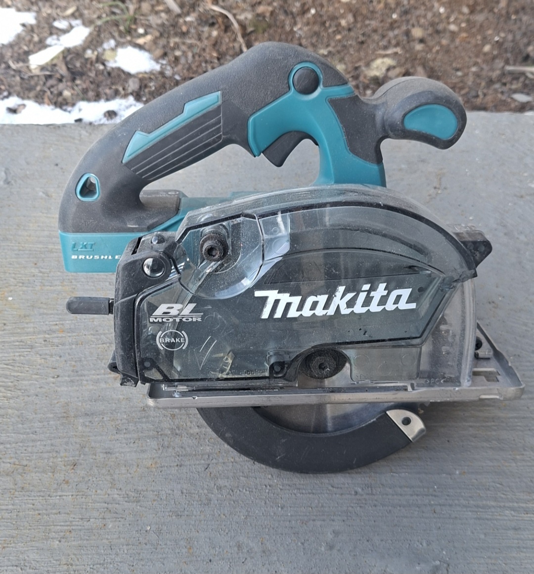 Makita dcs553