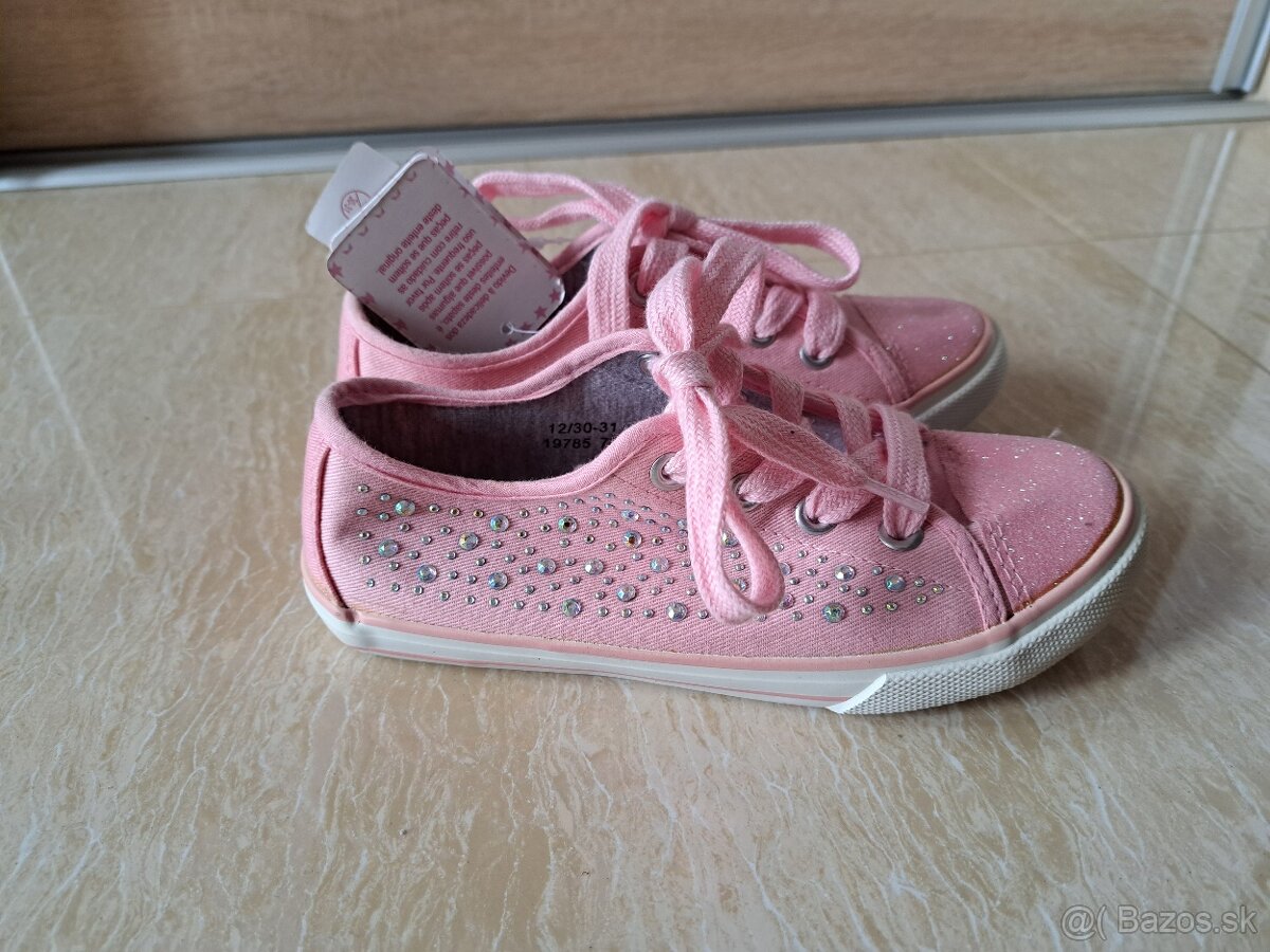 Nove s visackou tenisky