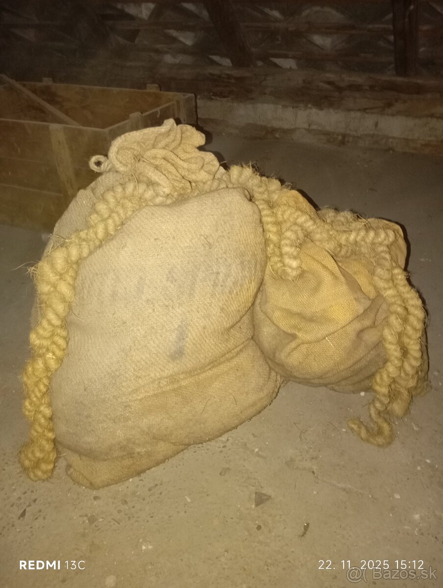 Staré jutové vrecia a lano.