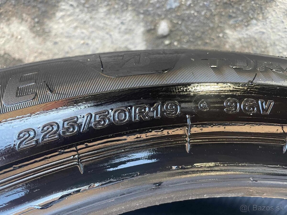 225/50r19 96v