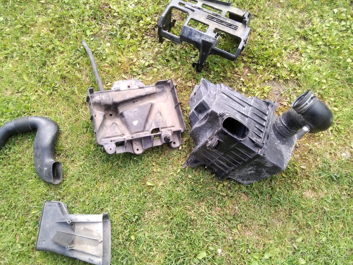 Skoda Fabia 2 filter sania držiak baterky
