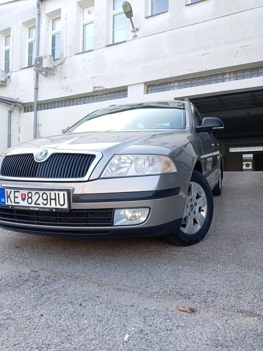 PREDÁM ŠKODA OCTAVIA COMBI1,6 BENZIN r11/2011 KÚP. NA SLOV .