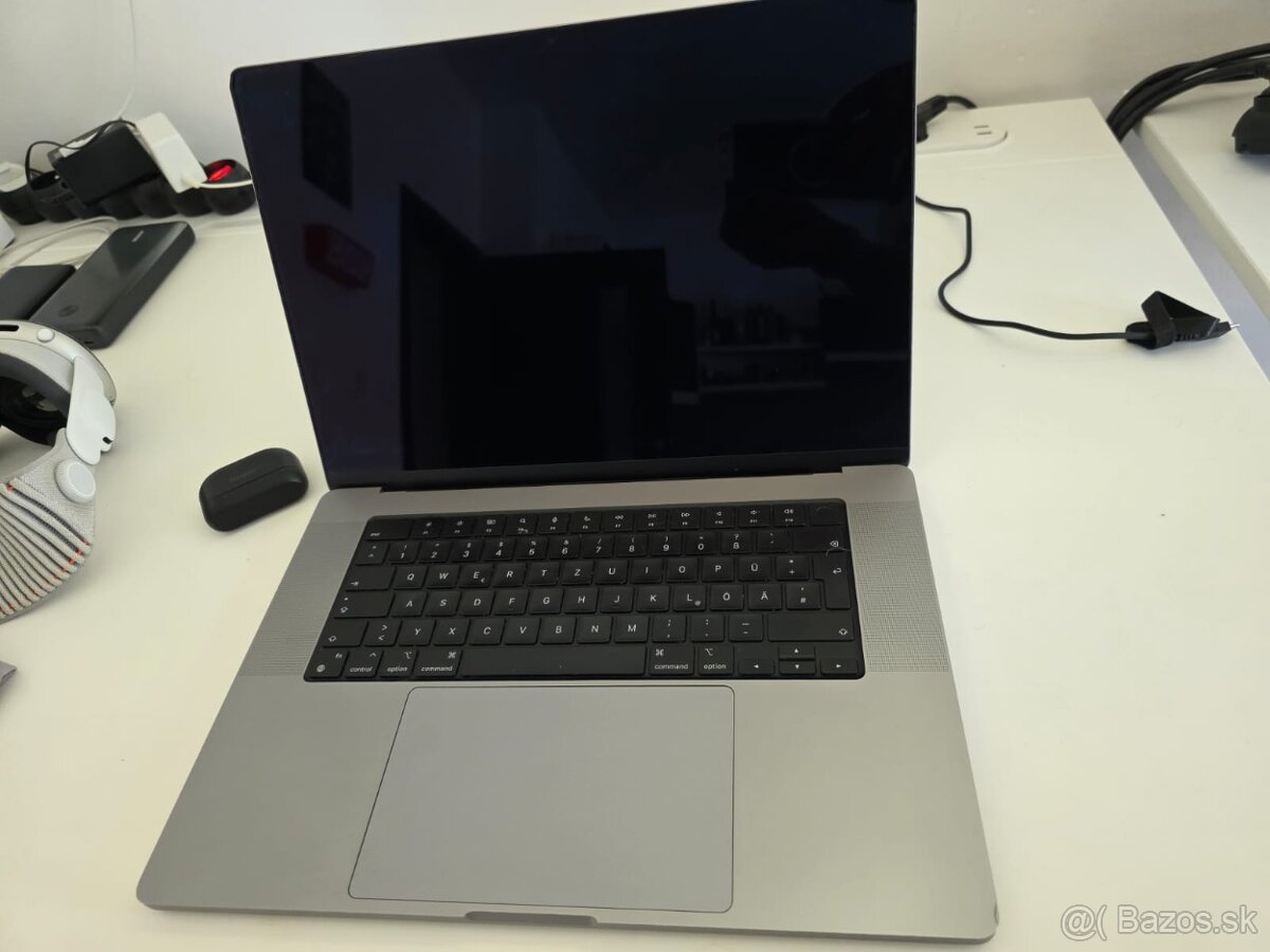 16"  Macbook Pro M1 + 16GB Ram + 1GB SSD + 10 CPU +16 GPU