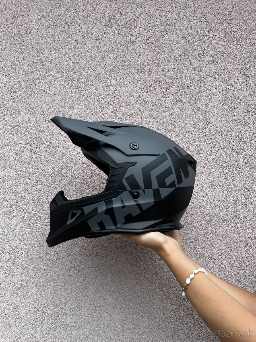 Na predaj: Prilba Raven + okuliare