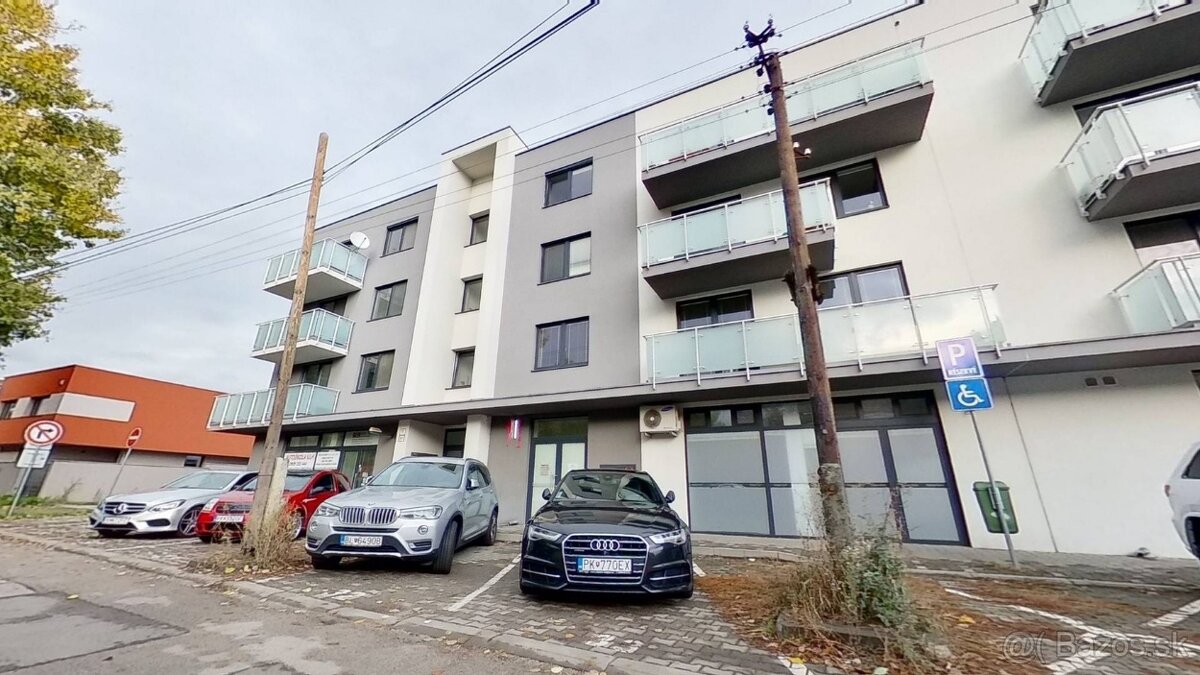 Obchodný priestor s výkladom do ulice v centre Pezinka
