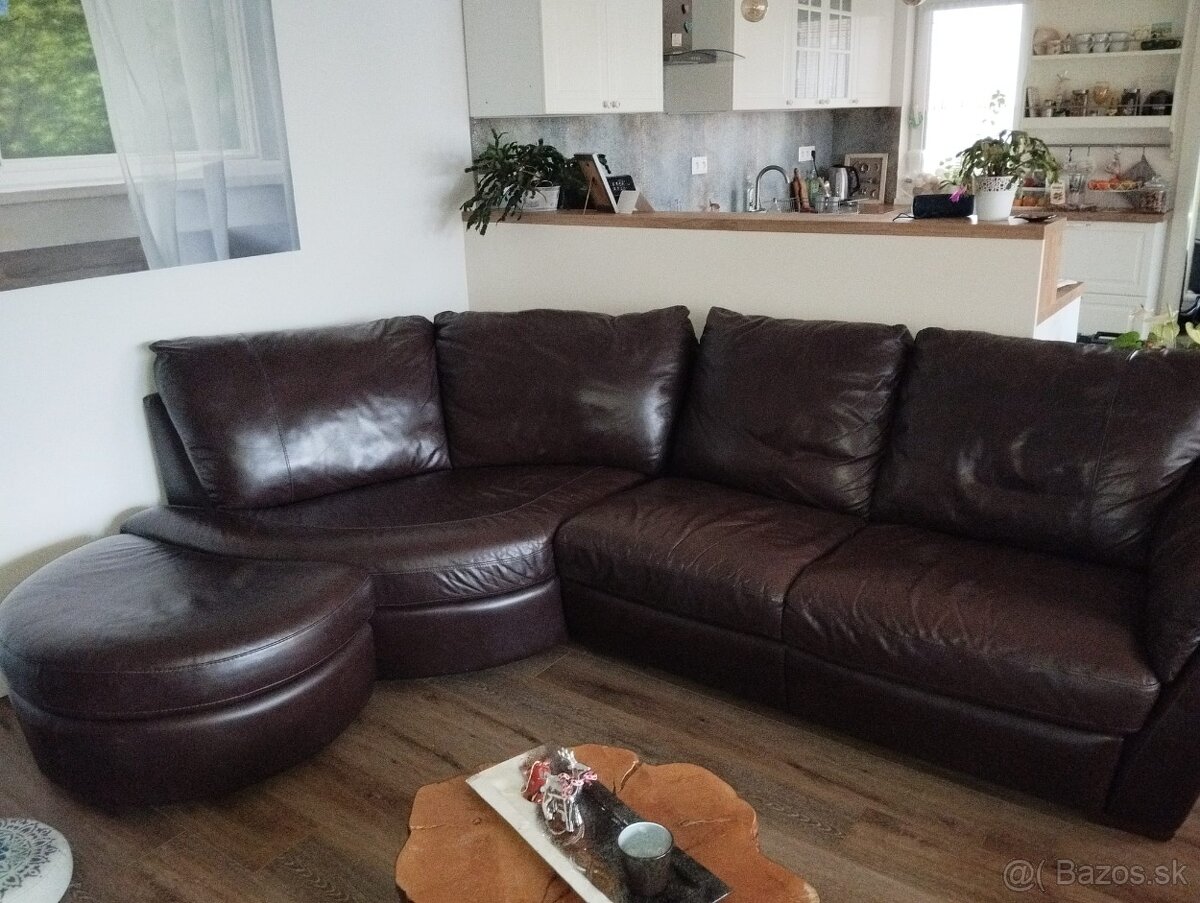 Tmavohnedá kožená sedačka