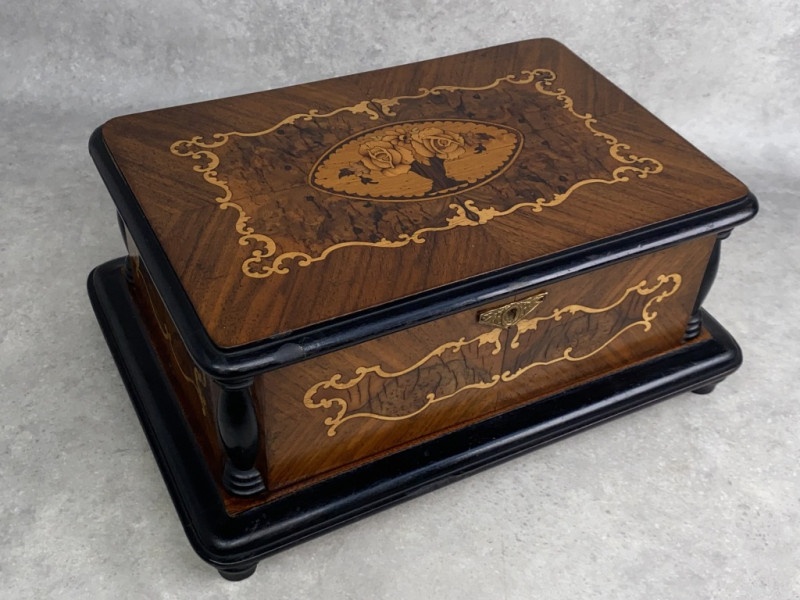 Starožitná intarzovaná kazeta na šperky