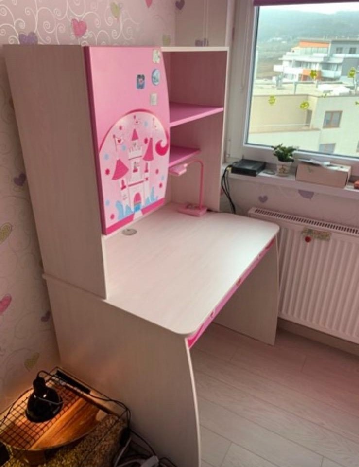 Písací stôl a iný nábytok pre teenagerov, zn. Cilek