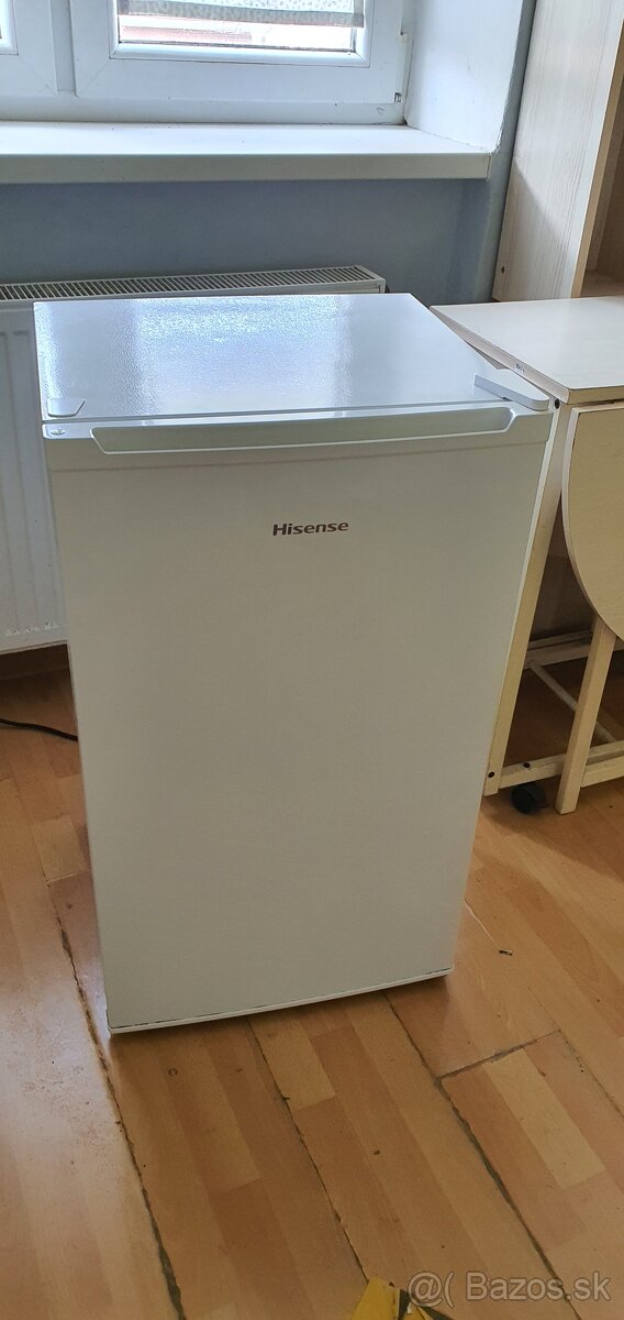 Predám malú chladničku značky Hisense.